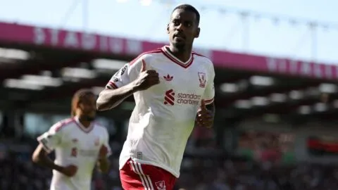 Isak le da el triunfo al Liverpool y supera su registro goleador de la temporada pasada