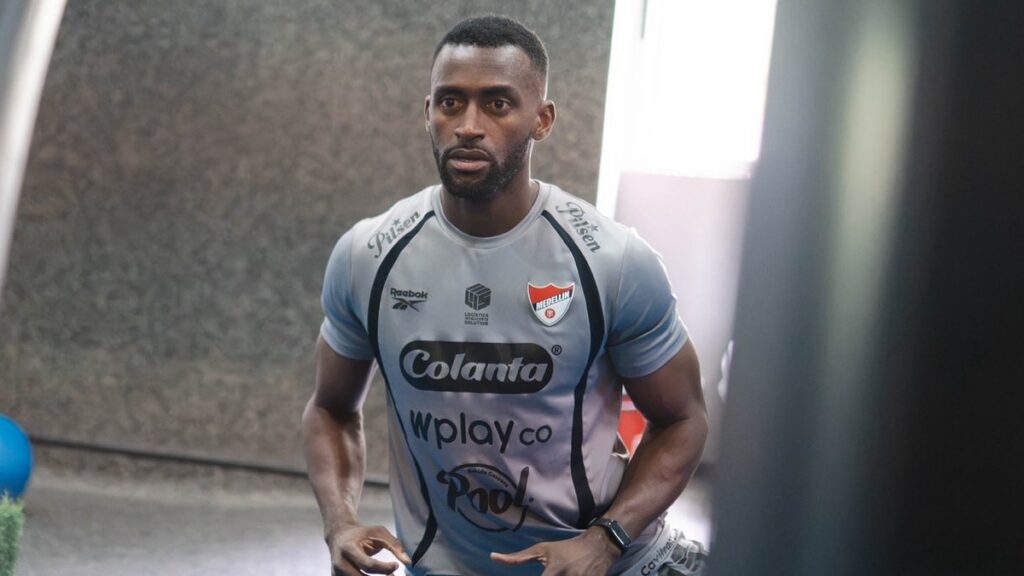 Jackson Martínez en entrenamiento