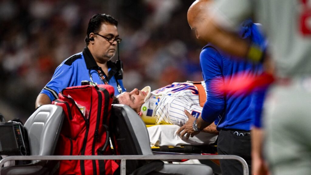 Jared Young abandona el juego de Mets tras un duro golpe en la cabeza