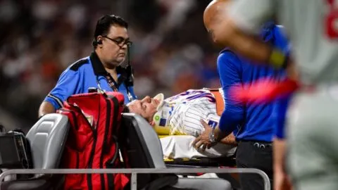 Jared Young abandona el juego de Mets tras un duro golpe  en la cabeza