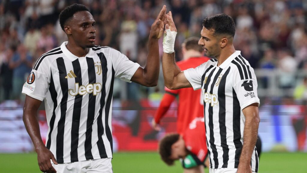 Jhon Lucumí jugando con la Juventus.