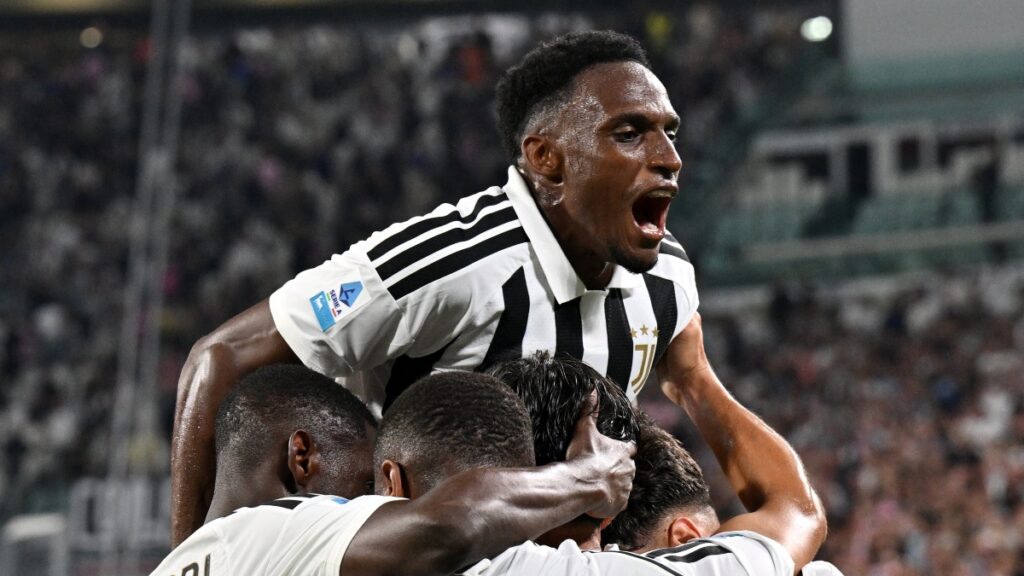 Jhon Lucumí jugando con la Juventus de Turín