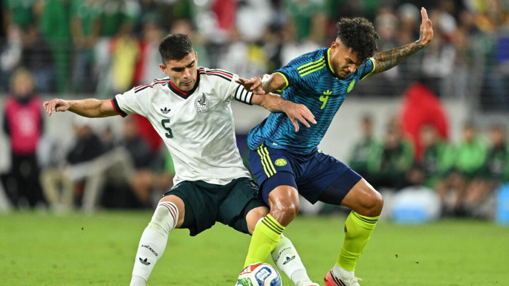 Johan Vásquez y Luis Javier Suárez, en disputa. - Jamie Sabau, Getty Images, vía AFP.