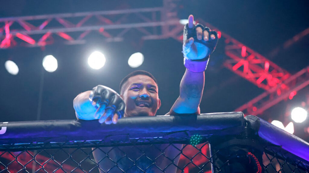 Joshua Van es campeón de peso mosca y la UFC lo identifica como el segundo campeón más joven en la historia de la organización, solamente por detrás de Jon Jones.