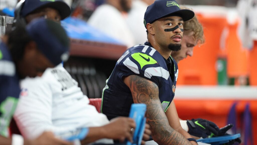 Jaxon Smith-Njigba en la banca durante un partido de la NFL
