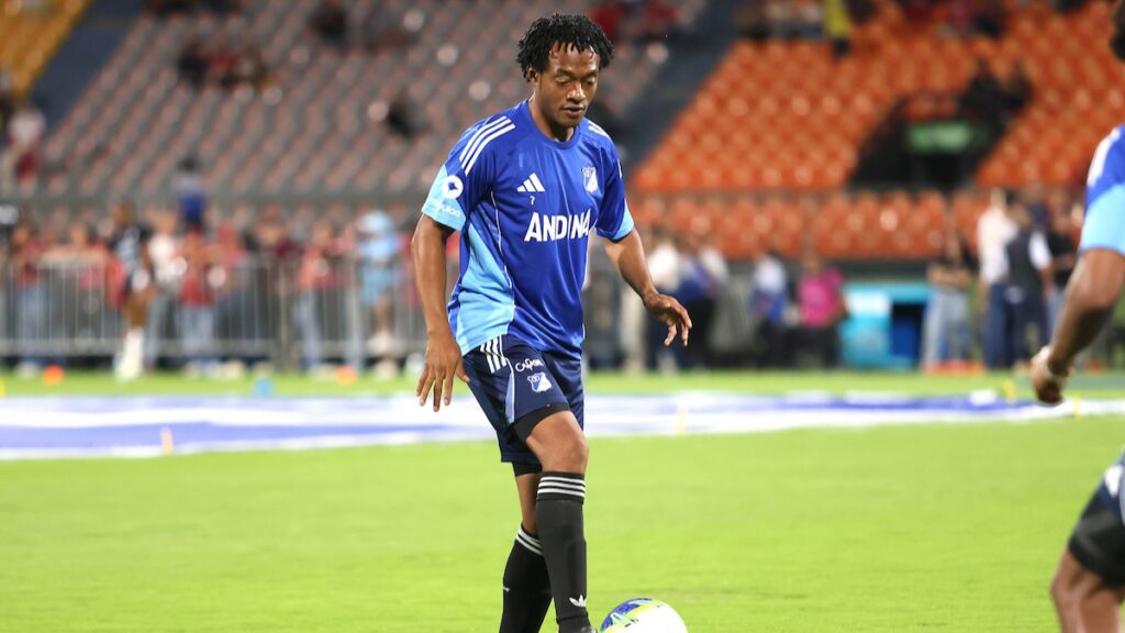 Juan Guillermo Cuadrado calentando