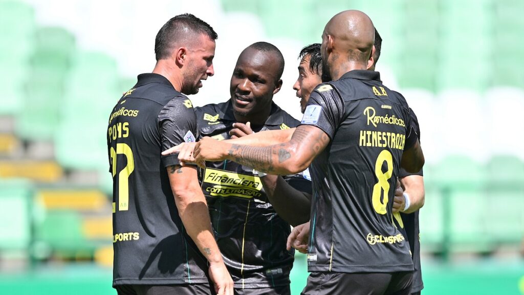 Jugadores del Bucaramanga celebrando un gol