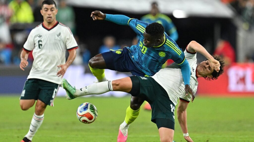 Kevin Viveros jugando con la Selección Colombia.