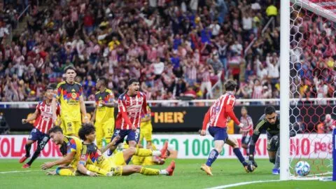 Sin el héroe del último triunfo: Chivas afronta el Clásico Nacional con una ausencia clave