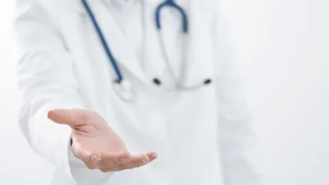 La brecha del idioma le cuesta dinero a los hispanos en Medicare