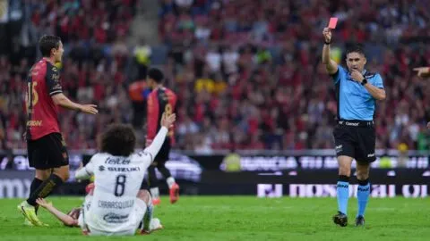 Roberto García Orozco analiza la roja a Adalberto Carrasquilla en el Atlas vs Pumas: “Es una acción de tarjeta amarilla”