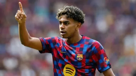 Lamine Yamal viaja a Valencia con el Barcelona y Hansi Flick no descarta ponerlo como titular