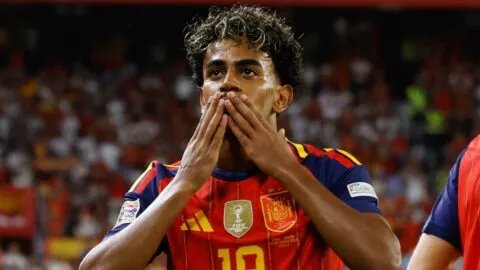 Lamine Yamal levanta la mano para el Balón de Oro: doblete y asistencia ante Croacia