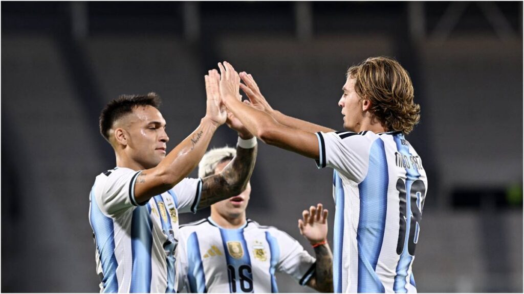 Lautaro Martinez y Nico Paz en celebración en el Argentina vs Bolivia. Reuters