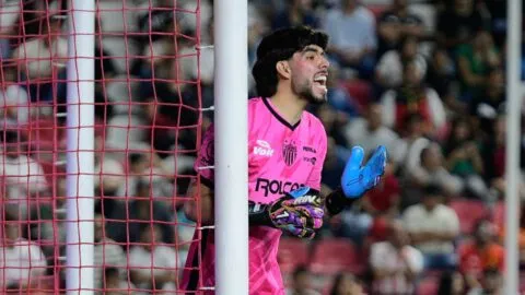 Luis Jiménez es expulsado y hace gesto ofensivo a la afición del Necaxa tras perder ante Puebla