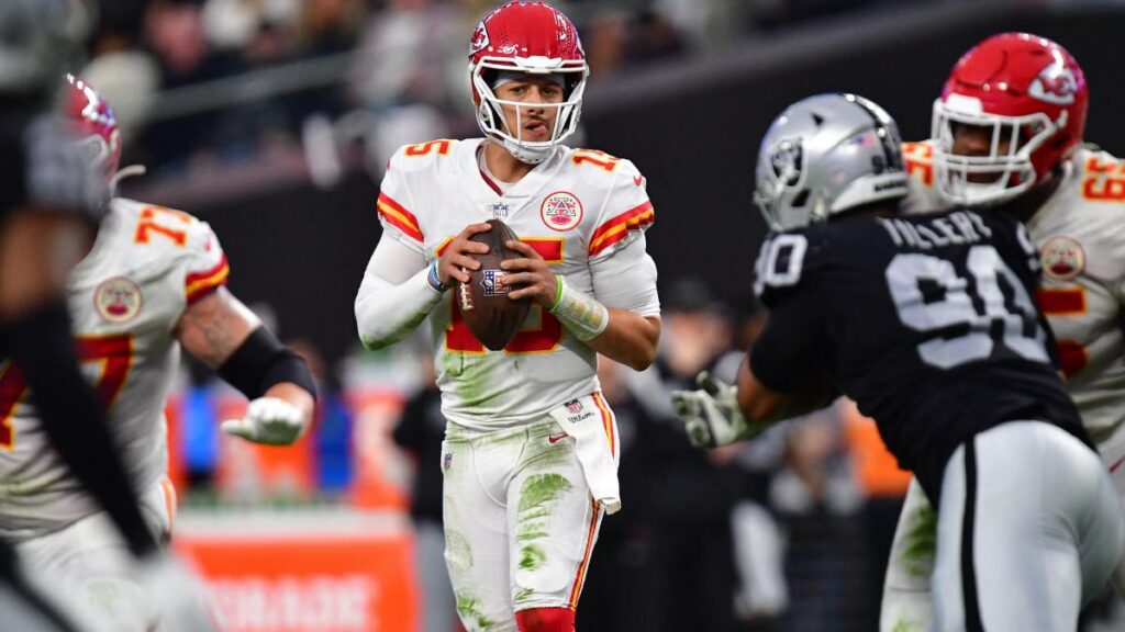 Patrick Mahomes durante un partido entre Raiders y Chiefs