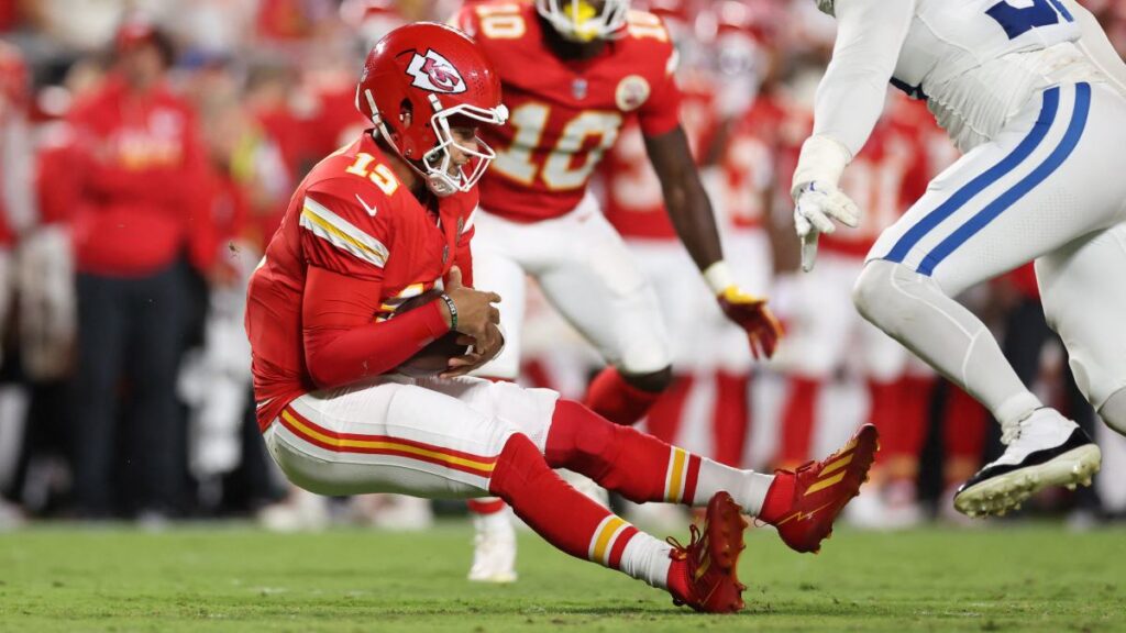 Patrick Mahomes durante el partido entre Colts y Chiefs NFL 2026