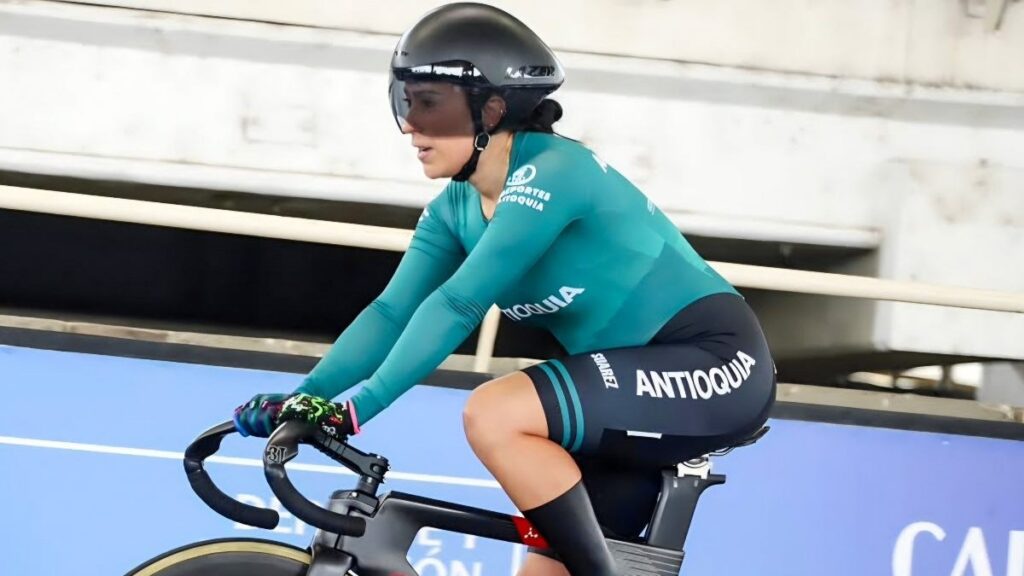 Mariana Pajón compitiendo en ciclismo de pista.