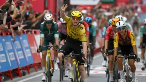 ¡Tres y contando! Matthew Brennan vuelve a ganar al sprint con lanzamiento perfecto del Visma en Lorca