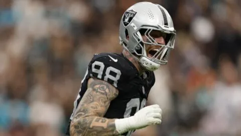 Maxx Crosby le da la espalda a los Rams