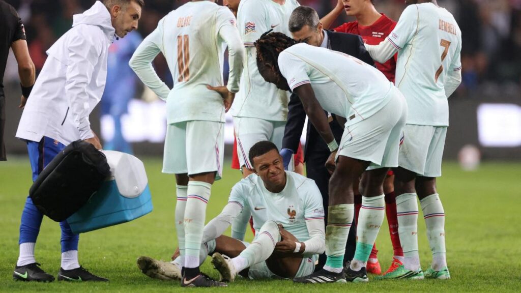 Mbappé se lesionó la rodilla con Francia tras marcar contra Turquía. El jugador regresará a Madrid para realizarse pruebas médicas.