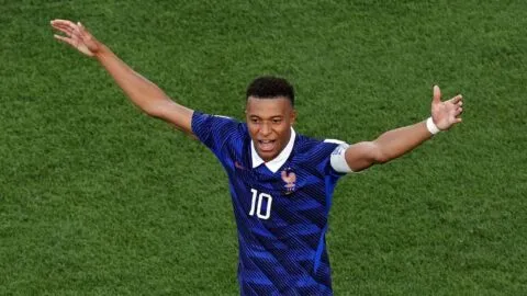 Mbappé niega tensión con Dembélé tras el cruce por el Balón de Oro