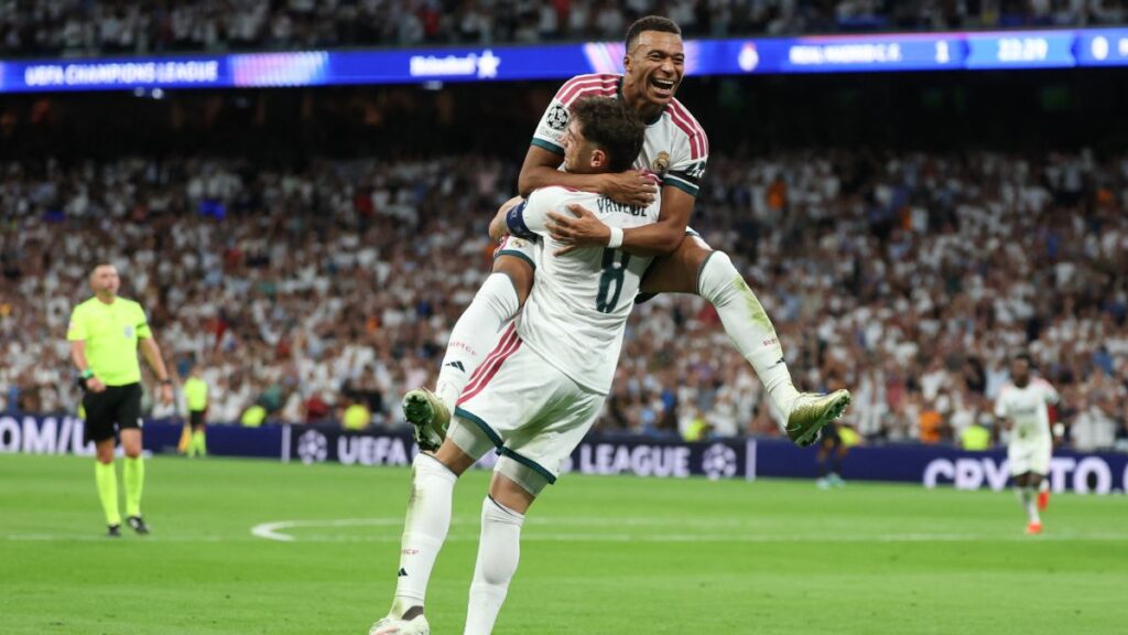 Mbappé y Valverde festejan durante el Real Madrid vs Inter Milan