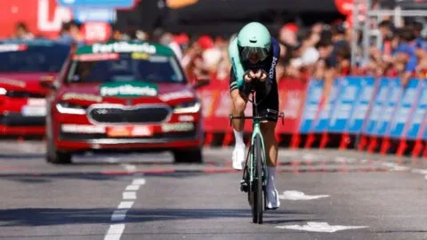 Mikel Landa se queda con la etapa 'Reina' y Enric Mas es campeón virtual de La Vuelta a España 2026