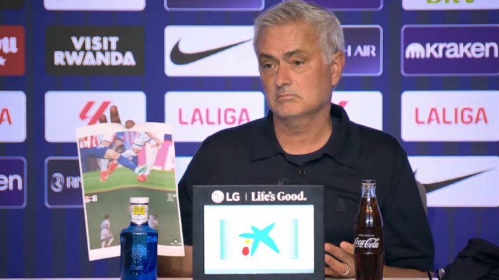 Mourinho muestra las imágenes: “La historia del partido está aquí”