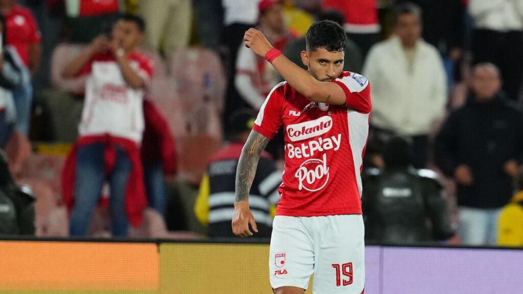 Nahuel Bustos celebrando su gol en el Santa Fe vs Tolima