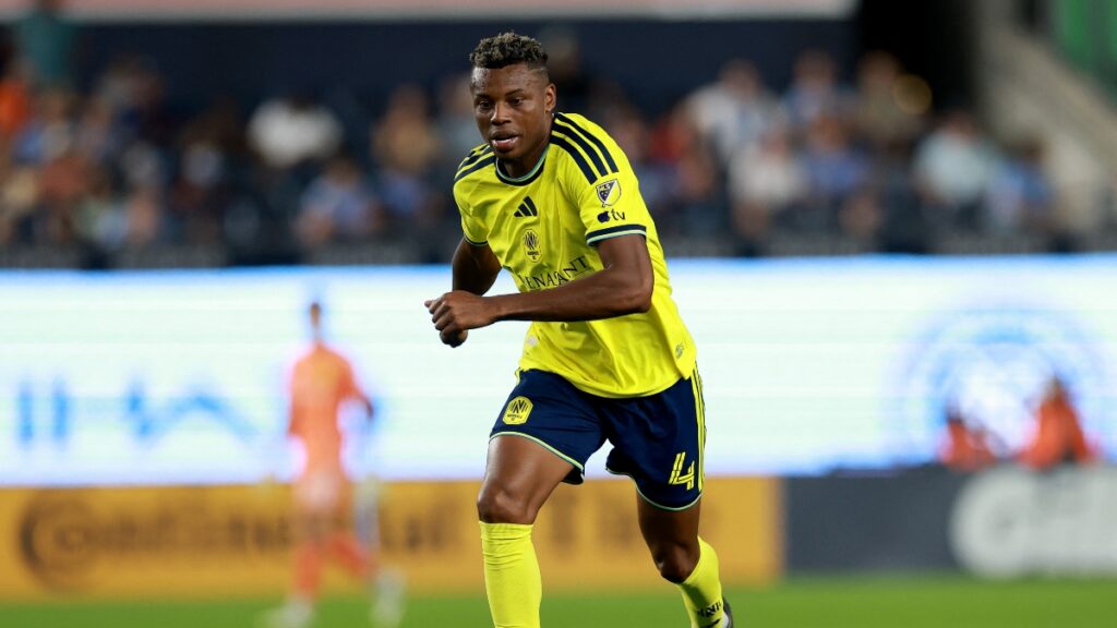 Jeisson Palacios central de Nashville SC controla el balón