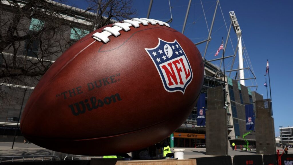 Balón inflable de la NFL en el partido entre 49ers y Rams en Melbourne, Australia