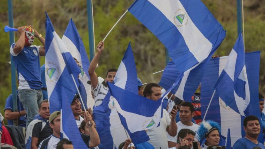 Aficionados de Nicaragua apoyando a su equipo