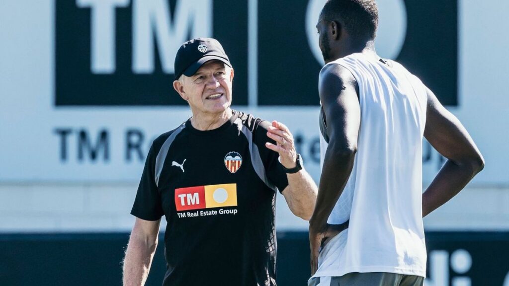 Javier Aguirre dirige su primer entrenamiento en Valencia