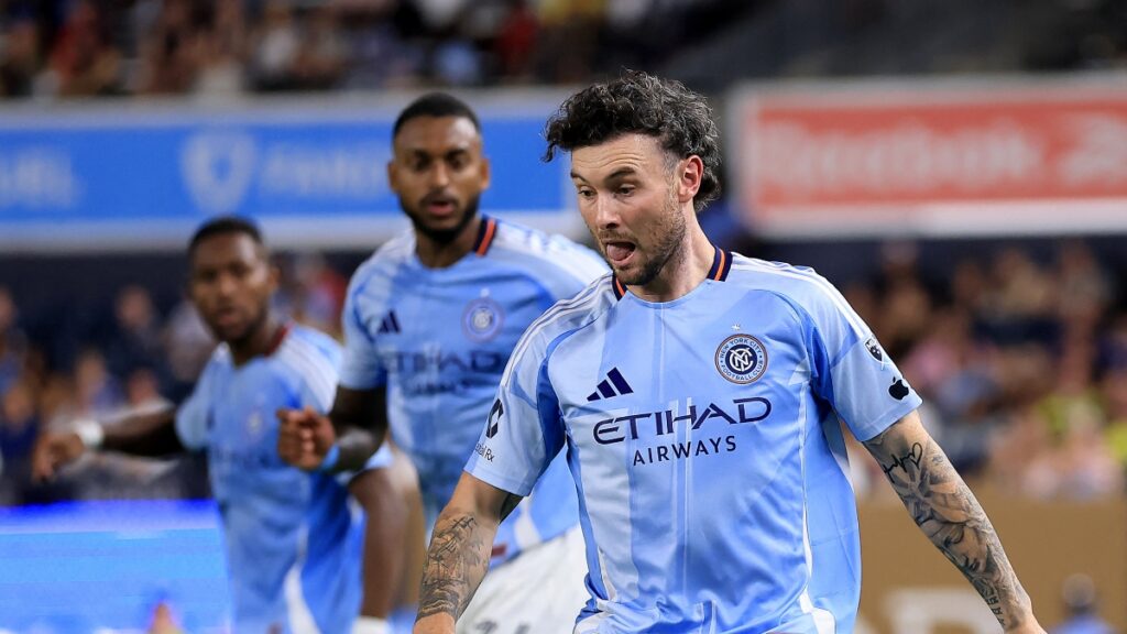 Aiden O'Neill #21 del New York City Football Club lleva el control del balón ante Nashville