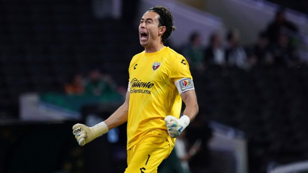 Oscar Jiménez en festejo con el Atlante 