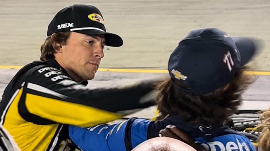 Tras el contacto en Bristol, Ryan Blaney y Carson Hocevar intercambiaron golpes en los pits. Joey Logano ganó la carrera.