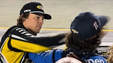 Ryan Blaney y Carson Hocevar hacen explotar la nascar al intercambian golpes después de un choque