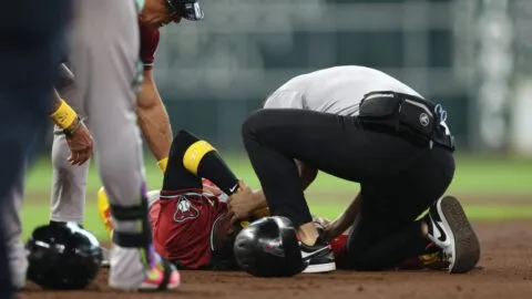 ¡Escalofriante momento en MLB! Geraldo Perdomo queda tendido tras recibir un pelotazo en la cabeza