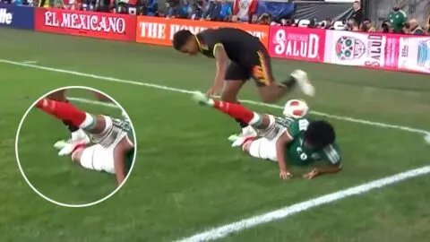 ¿Era roja? Isaías Violante recibe fuerte pisotón ante Perú y el árbitro no sanciona