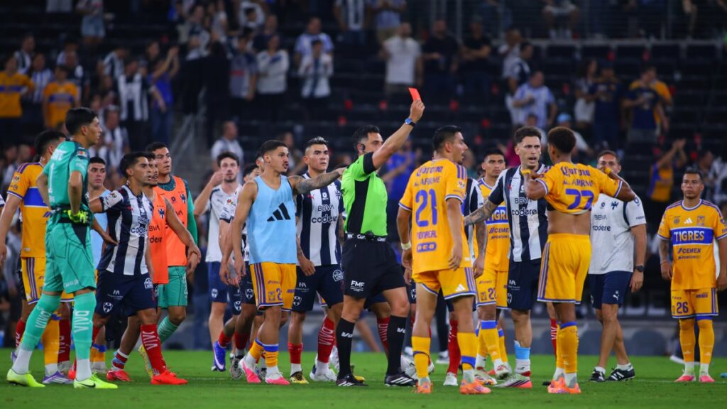 Diego Lainez y Gerardo Arteaga protagonizan altercado y terminan expulsados tras el Clásico Regio