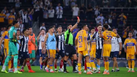 Diego Lainez y Gerardo Arteaga protagonizan altercado y terminan expulsados tras el Clásico Regio