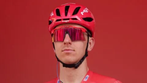 Tadej Pogacar recibe el alta hospitalaria tras su caída en La Vuelta y continuará su recuperación en Mónaco