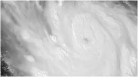 Huracán Polo tocaría tierra en México el lunes: ¿En qué estados y qué efectos provocaría?