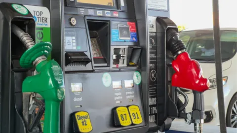 El diésel en California supera los $8 el galón por primera vez, un récord histórico