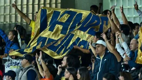 Aficionado de Pumas protagoniza pelea a golpes con vendedor en la Liga Mx Femenil