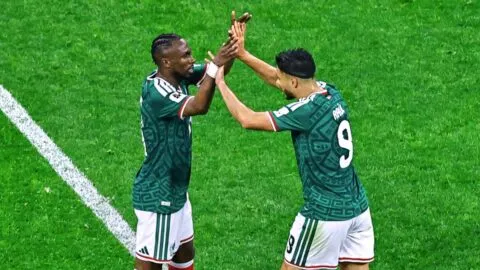 El inesperado golpe de México al fútbol mundial: Julián Quiñones y Raúl Jiménez hacen historia en el Top 50