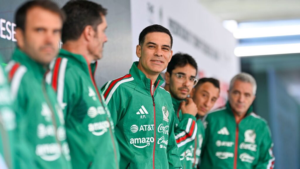 Rafa Márquez con su cuerpo técnico