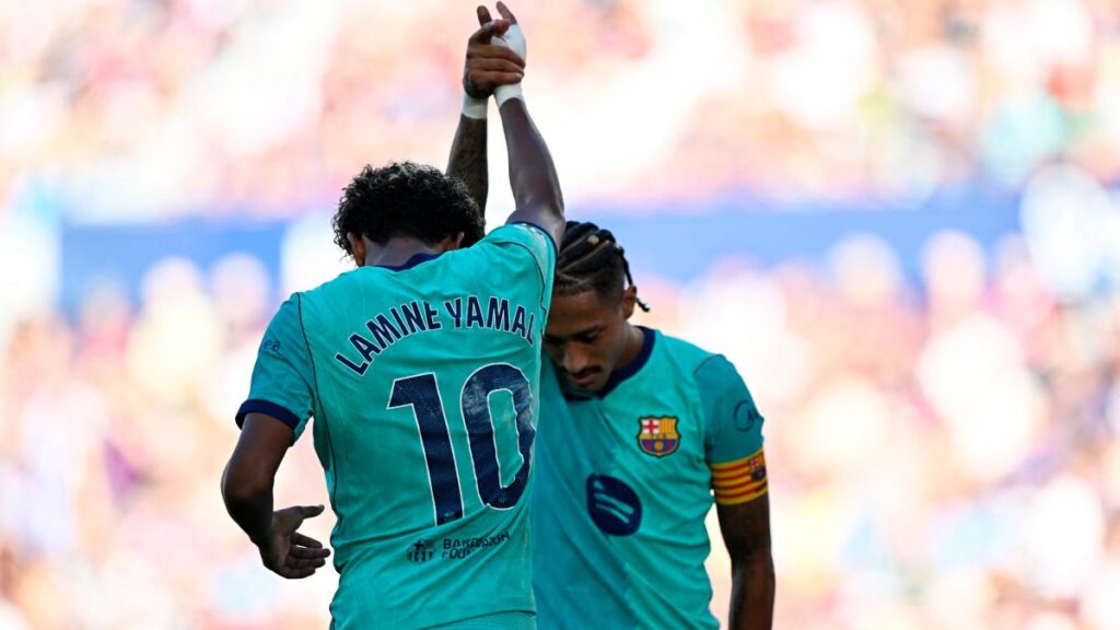 Raphinha y Lamine Yamal en festejo de gol