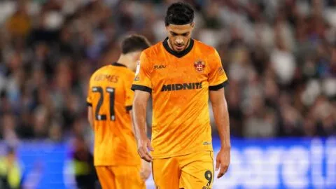 Raúl Jiménez sufre lesión en la rodilla y los Wolves quedan fuera de la Copa de la Liga